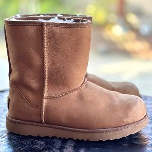 UGG Classic Short II Waterproof (Little Kid/Big Kid) Sz. 3